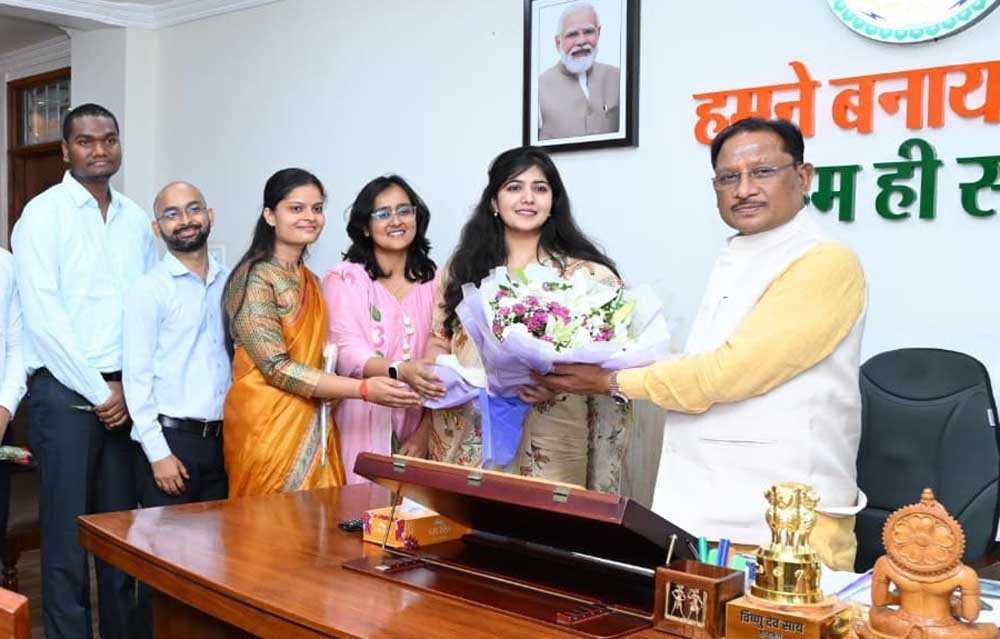 छत्तीसगढ़ के होनहारों से मिले मुख्यमंत्री विष्णु देव साय, अखिल भारतीय सेवाओं में चयन पर किया सम्मानित 1 Cm 03 3