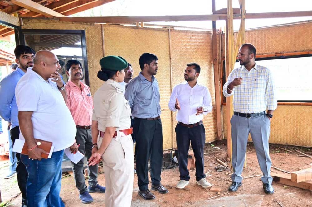 कलेक्टर विजय दयाराम के. की पहल, पर्यटन के साथ बैगा संस्कृति और स्थानीय रोजगार को मिलेगा नया विस्तार 1 Coloctor 03