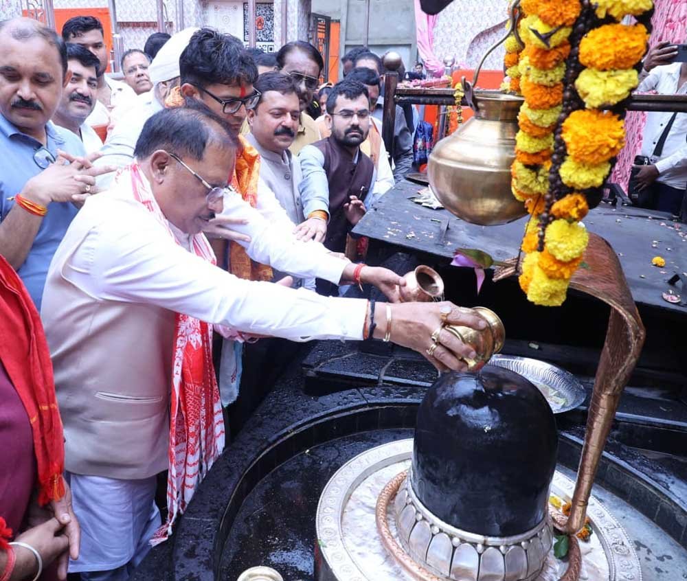 The government is advancing on the path of public welfare, driven by the blessings of mentors and the trust of the people: Chief Minister Vishnu Deo Sai. 1 Dham 01 1