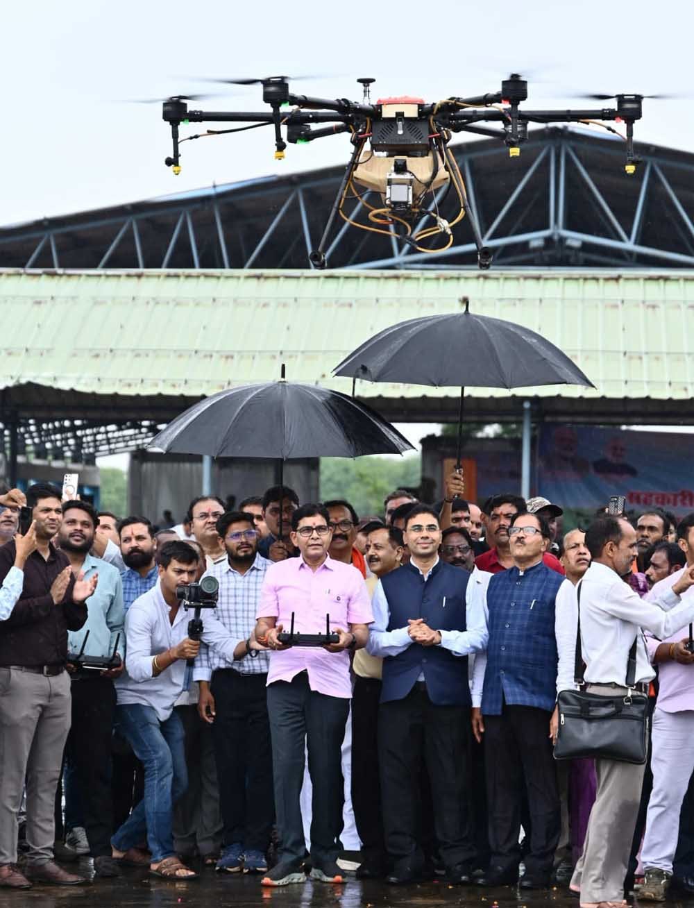 उत्कृष्ट कार्य करने वाले 27 कर्मचारी और समिति प्रबंधक सम्मानित, किसानों को बांटे गए KCC चेक 1 Dron 011 2