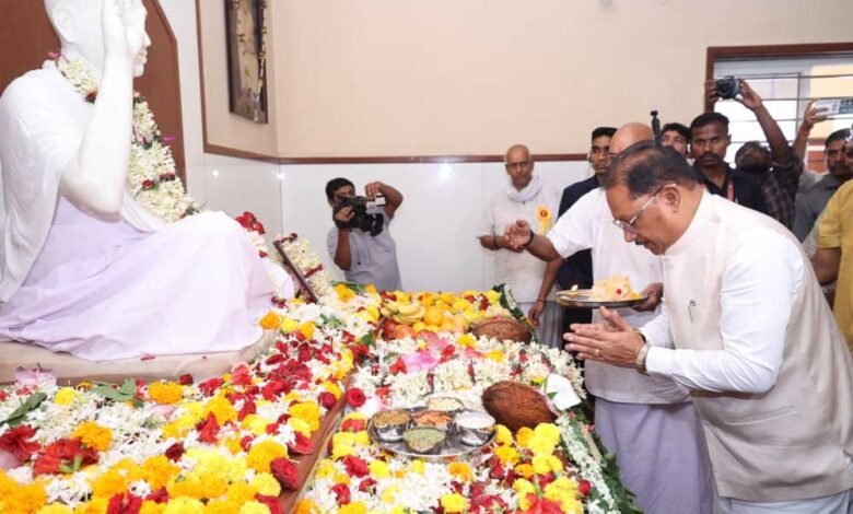 गुरु पूर्णिमा पर मुख्यमंत्री ने अघोर गुरु पीठ बनोरा में किए गुरु दर्शन, बाबा प्रियदर्शी राम से लिया आशीर्वाद 10 Guru 0100