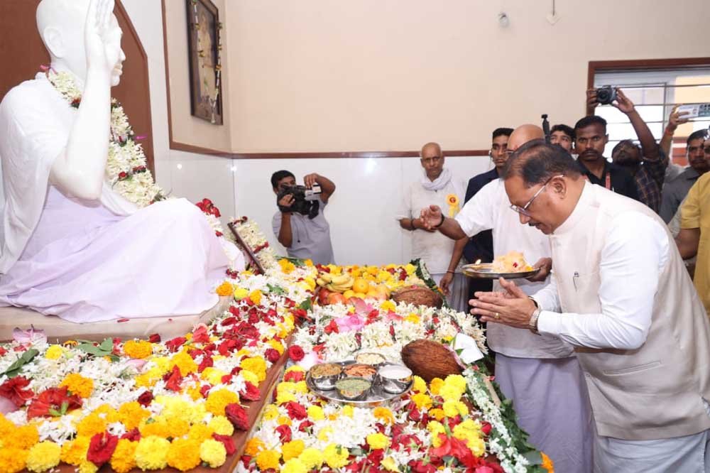 गुरु पूर्णिमा पर मुख्यमंत्री ने अघोर गुरु पीठ बनोरा में किए गुरु दर्शन, बाबा प्रियदर्शी राम से लिया आशीर्वाद 1 Guru 0100