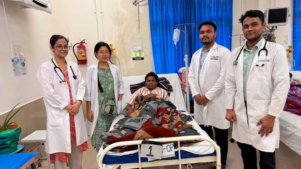 सिम्स बिलासपुर के चिकित्सकों की तत्परता से चाकू लगने से गंभीर घायल 15 वर्षीय किशोर को मिला नया जीवन’ 1 Ilaj 01 2