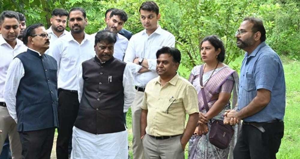 गायत्री-इंदिरा स्व-सहायता समूह को मंत्री कश्यप ने सौंपी 65 हजार रुपये की प्रोत्साहन राशि 1 Kedar 03 1