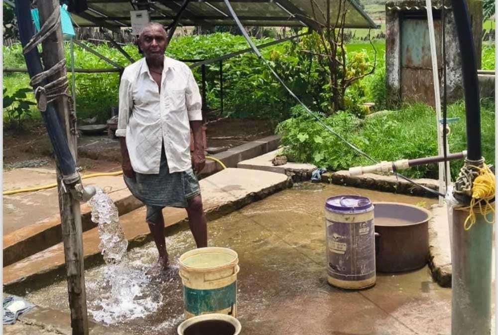 सीएम हेल्पलाइन की शिकायत का त्वरित समाधान सोलर पंप चालू होने से लौटी खेतों की रौनक 1 Pump 01