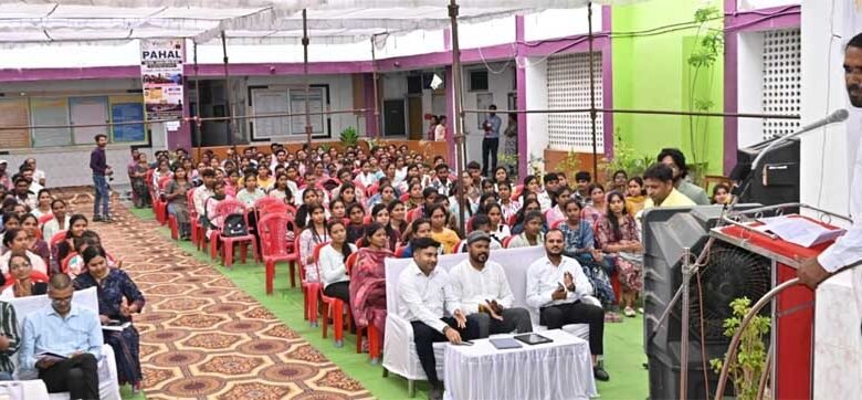 महंगी कोचिंग की चिंता खत्म: जिला प्रशासन की इस मुहिम से संवरेंगे सैकड़ों होनहारों के सपने, बेसिक फाउंडेशन मजबूत करने पर जोर 2 Putak 02