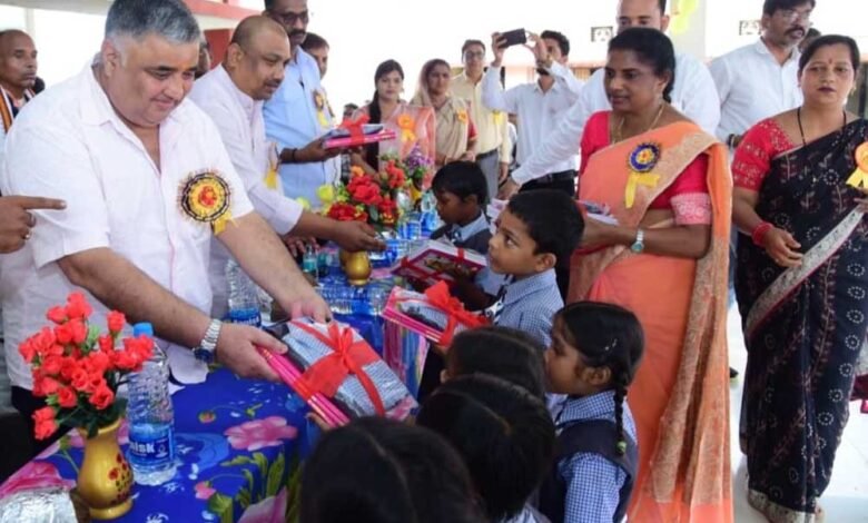 शाला प्रवेश उत्सव: मंत्री राजेश अग्रवाल ने नवप्रवेशी विद्यार्थियों का किया अभिनंदन, शिक्षा के नए सफर की दिलाई शुभकामनाएं 10 Rajesh 03 1