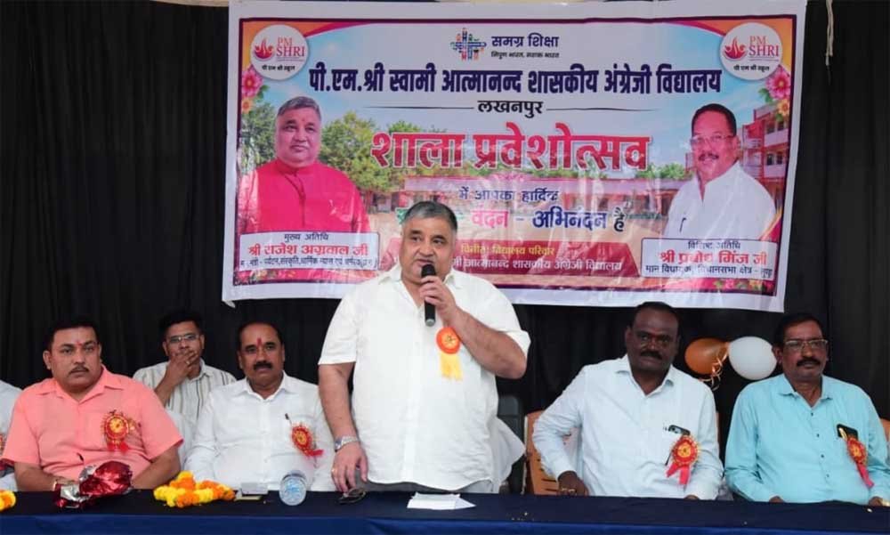उज्ज्वल भविष्य की दी शुभकामनाएं, छात्राओं को साइकिल भेंट कर बढ़ाया उत्साह 1 Rajesh 03