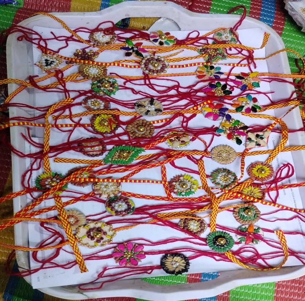 रायगढ़ में स्व-सहायता समूह की दीदियों ने तैयार कीं अनोखी बीज राखियां भाई की कलाई पर प्यार, धरती मां को उपहार की थीम पर बिहान की अभिनव पहल 1 Raksha 03