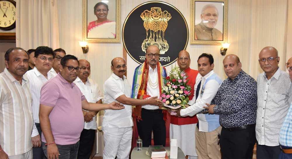 राज्यपाल डेका से मिले सर्वोदय शांति पदयात्रा के संत, विभिन्न विषयों पर हुई चर्चा 1 Theka 03