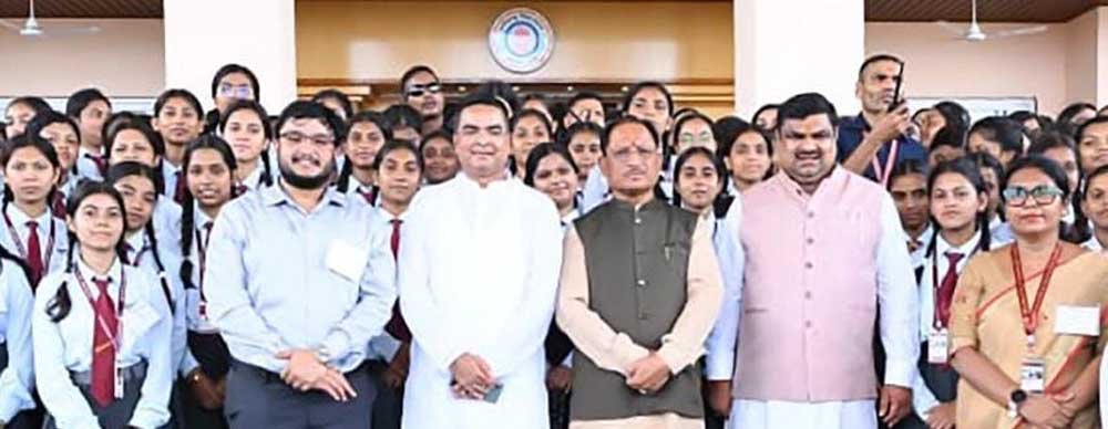 लोकतांत्रिक मूल्यों और संसदीय परंपराओं से हुए रूबरू, मुख्यमंत्री विष्णुदेव साय व विधानसभा अध्यक्ष डॉ. रमन सिंह से की भेंट 1 Vidhyalaye 03