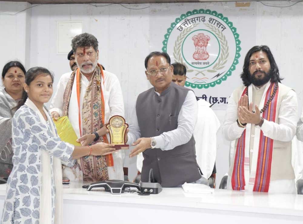 राज्य एवं जिला स्तर पर उत्कृष्ट प्रदर्शन करने वाले विद्यार्थियों से किया आत्मीय संवाद, उज्ज्वल भविष्य के लिए दी शुभकामनाएं 1 aI 03
