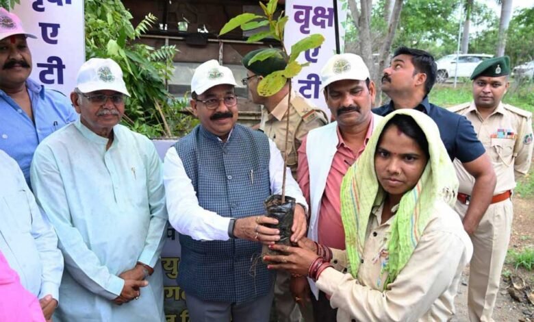 ‘‘एक पेड़ मां के नाम’’ अभियान के तहत हुआ पौधरोपण 7 aRUN 03 1