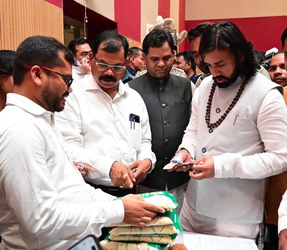 जनप्रतिनिधियों और नागरिकों का भरपूर समर्थन स्थानीय से राष्ट्रीय बाजार की ओर बढ़ रहा अरपा-बिहान विष्णुभोग चावल 1 cHAWAL 03