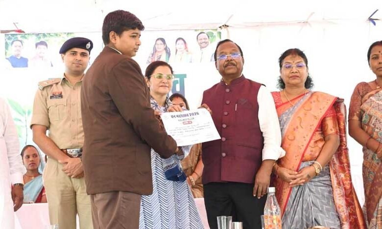 विद्यार्थियों और नागरिकों से अधिकाधिक वृक्ष लगाने का किया आह्वान 5 eK pED mAA kE NAMM