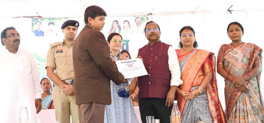 विद्यार्थियों और नागरिकों से अधिकाधिक वृक्ष लगाने का किया आह्वान 1 eK pED mAA kE NAMM