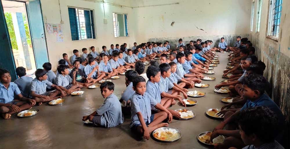 कहीं खीर-पूड़ी, कहीं पनीर की सब्जी, तो कहीं हरी सब्जियों के साथ परोसा गया विशेष भोजन 1 meeel 01 1