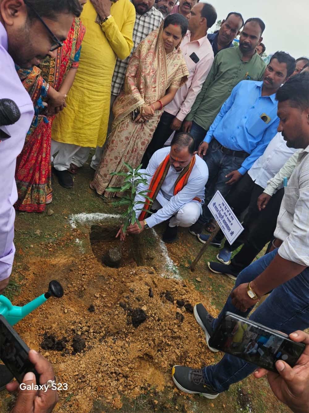 एमसीबी जिले में मंत्री श्याम बिहारी जायसवाल ने ‘मोर गांव-मोर पानी’ अभियान एवं ‘एक पेड़ मां के नाम’ कार्यक्रम का किया शुभारंभ 1 ped 03