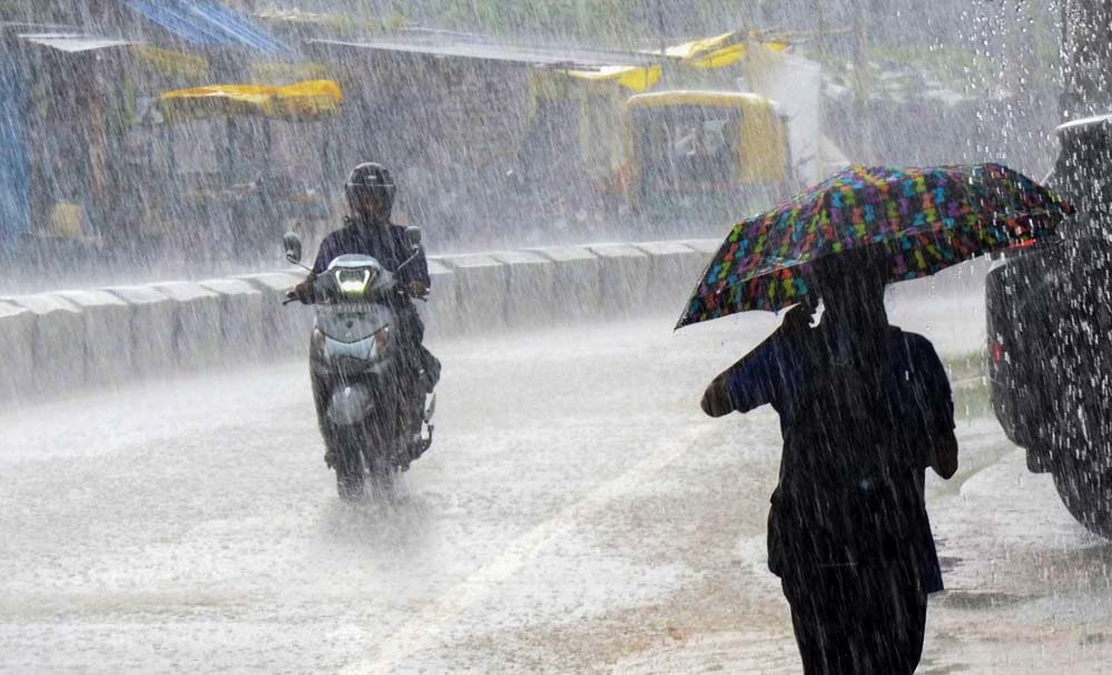 31 जुलाई Weather Alert: देशभर में एक्टिव हुआ मॉनसून, 15 राज्यों में तेज बारिश और गरज-चमक की चेतावनी 1 rain 7A 34 1