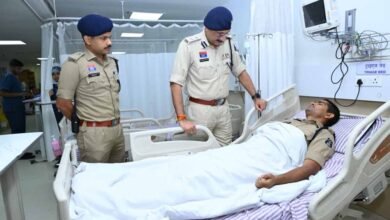 पुलिस कमिश्नर संजीव शुक्ला ने अस्पताल पहुंचकर घायल पुलिस जवानों का जाना हाल 2 sanjeev shukla