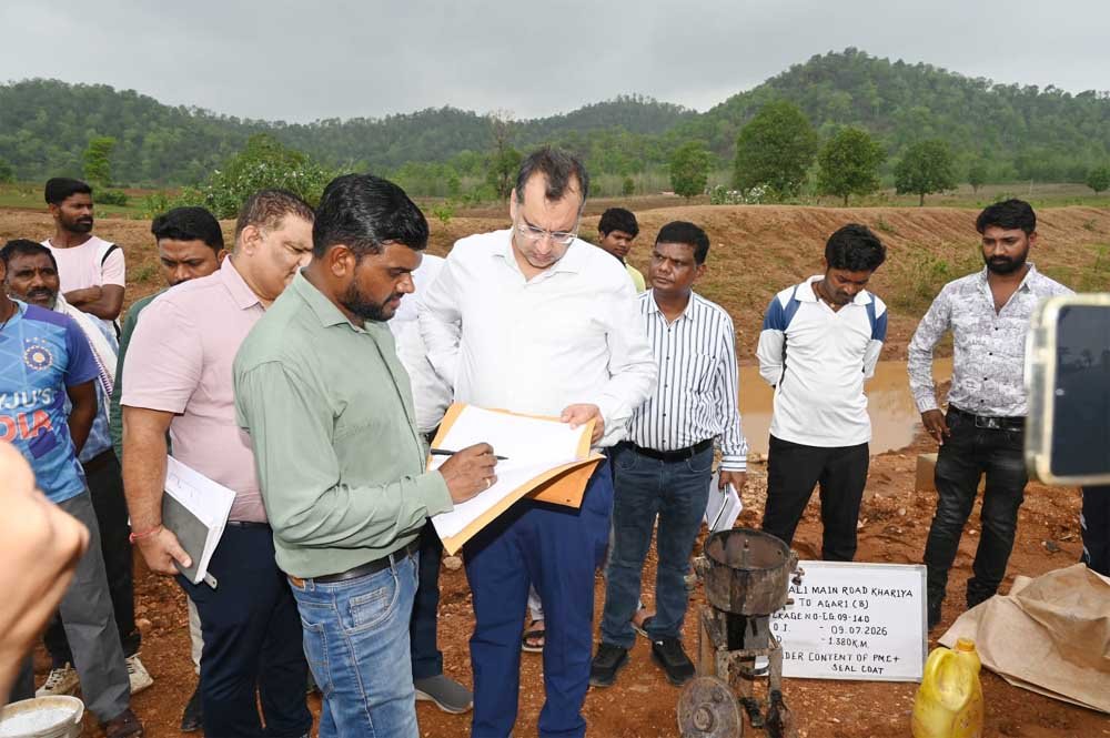 सचिव भीम सिंह ने सड़क की कोर कटिंग करवाकर मौके पर ही करवाई जांच 1 wORK 03