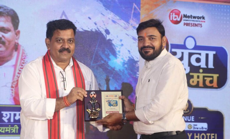 पंचायत सचिवों के शासकीयकरण की उम्मीद जगी, उपमुख्यमंत्री ने दिए सकारात्मक संकेत; महेंद्र साहू सम्मानित 7 10A 185 1