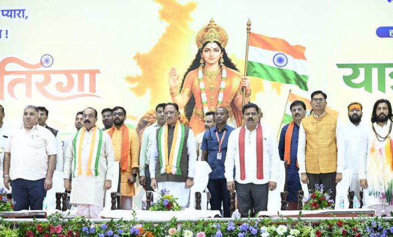 हाथ में तिरंगा, देशभक्ति का जोश; CM विष्णु देव साय ने भव्य तिरंगा यात्रा का किया नेतृत्व 3 10A 227