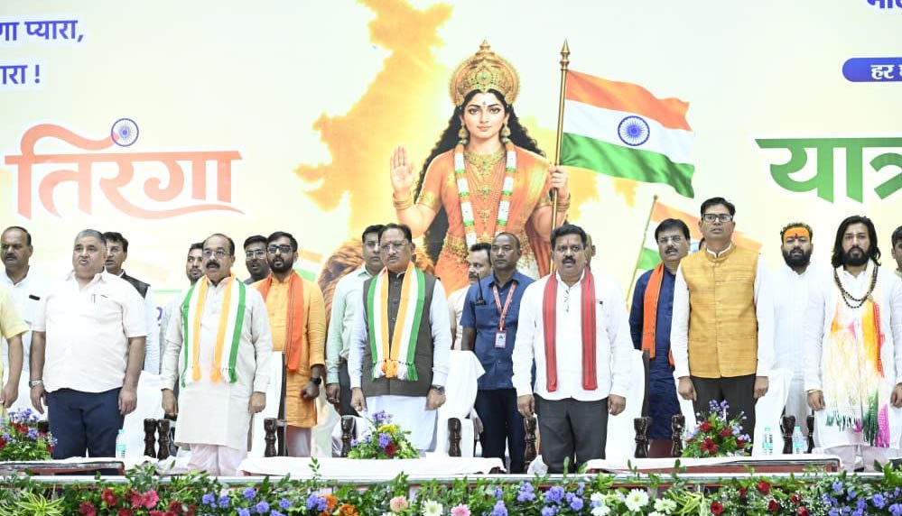 हाथ में तिरंगा, देशभक्ति का जोश; CM विष्णु देव साय ने भव्य तिरंगा यात्रा का किया नेतृत्व 1 10A 227