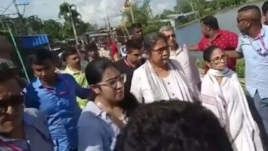 हलिशहर में ममता बनर्जी के काफिले पर हमला, पुलिस सुरक्षा में निकाला गया सुरक्षित 2 118 8