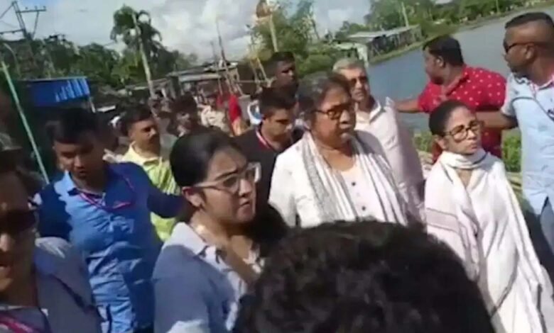 हलिशहर में ममता बनर्जी के काफिले पर हमला, पुलिस सुरक्षा में निकाला गया सुरक्षित 4 118 8