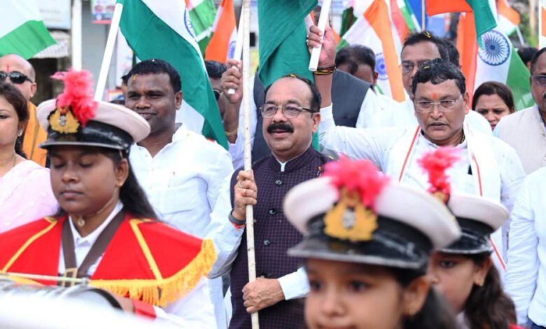 तिरंगे के सम्मान में उमड़ा जनसैलाब, अप्रतिम उत्साह के साथ निकली भव्य तिरंगा यात्रा; अरुण साव हुए शामिल 10 11A 172