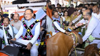 पारंपरिक वेशभूषा में पिंक ऑटो से कार्यक्रम स्थल पहुंचे मुख्यमंत्री विष्णुदेव साय और विधानसभा अध्यक्ष डॉ. रमन सिंह 3 12A 213