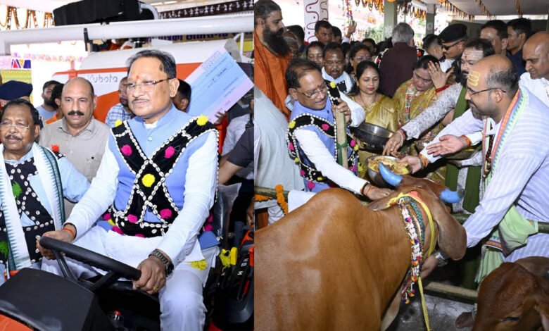 पारंपरिक वेशभूषा में पिंक ऑटो से कार्यक्रम स्थल पहुंचे मुख्यमंत्री विष्णुदेव साय और विधानसभा अध्यक्ष डॉ. रमन सिंह 9 12A 213