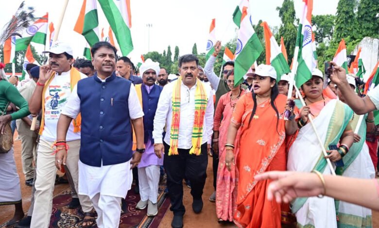 नक्सल प्रभावित बस्तर में विकास का संदेश लेकर निकली तिरंगा यात्रा, विजय शर्मा-केदार कश्यप ने फूंका बदलाव का बिगुल 6 12A 225