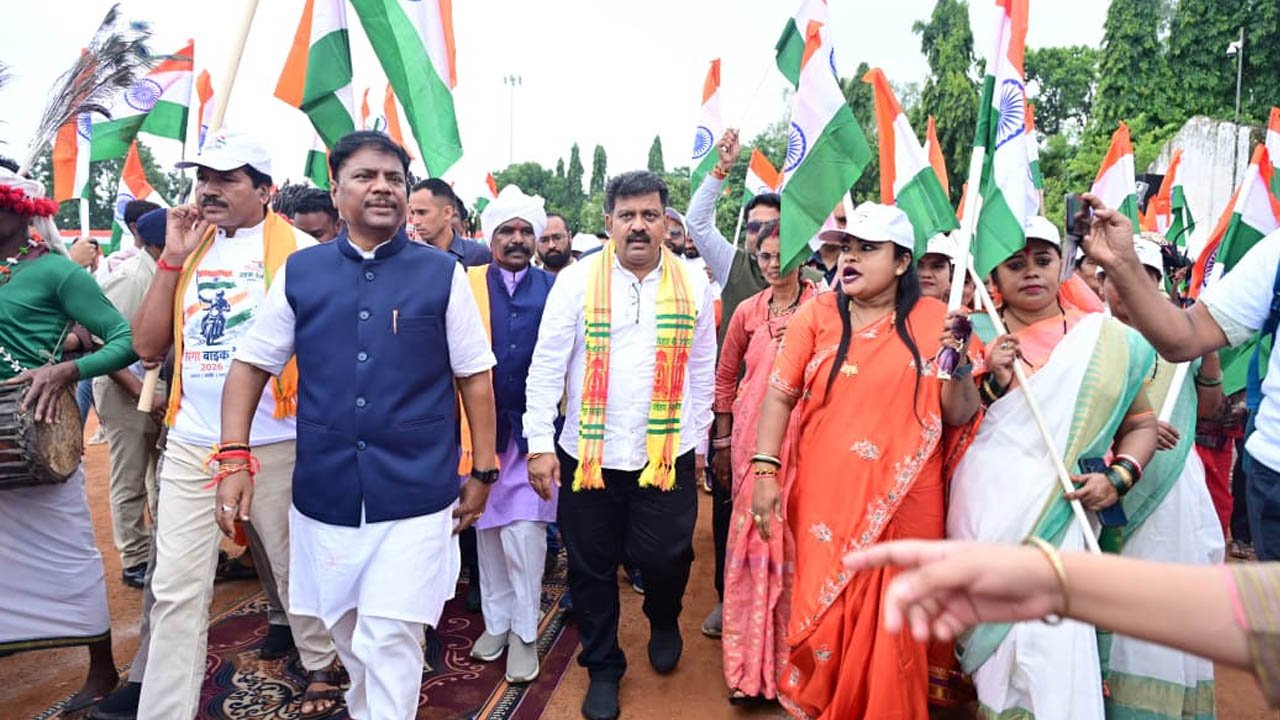 नक्सल प्रभावित बस्तर में विकास का संदेश लेकर निकली तिरंगा यात्रा, विजय शर्मा-केदार कश्यप ने फूंका बदलाव का बिगुल 1 12A 225