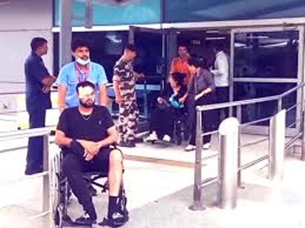 टर्बुलेंस में 300 फीट नीचे आई फ्लाइट, एक पायलट डोप टेस्ट में पॉजिटिव 1 13 7