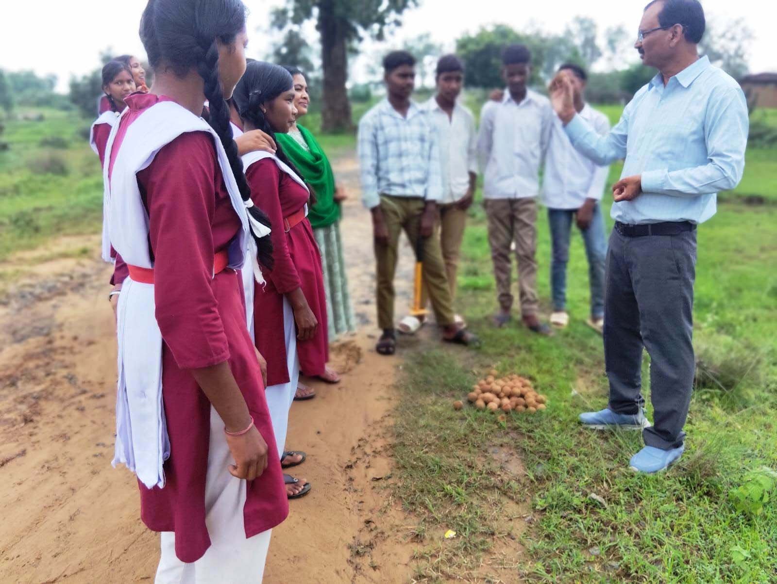 सीड बॉल से हरियाली की ओर बढ़े पिपरिया के विद्यार्थी 1 132 3