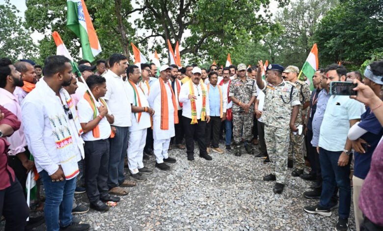 मां दंतेश्वरी के आशीर्वाद से शुरू हुई तिरंगा यात्रा, उपमुख्यमंत्री एवं वन मंत्री ने संभाली कमान 2 13A 182 1
