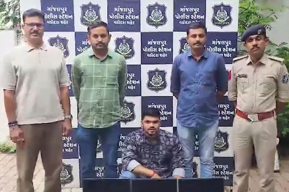 ऐप के जरिए चल रहा था ‘कपड़े उतारो-पैसे कमाओ’ का खेल, 10वीं पास युवक ने ऐसे खड़ा किया पूरा नेटवर्क 1 13A 99 2