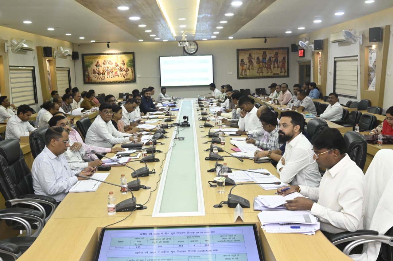 प्रभारी सचिव ने विभागवार योजनाओं और कार्यक्रमों की प्रगति की समीक्षा की 1 140 7