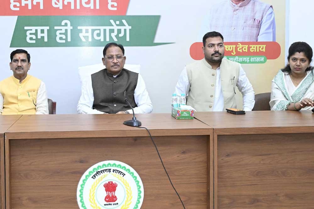 मुख्यमंत्री ने विद्यार्थियों से किया आत्मीय संवाद, कहा - सफलता केवल डॉक्टर-इंजीनियर बनने तक सीमित नहीं, हर क्षेत्र में हैं आगे बढ़ने के अवसर 1 14A 21