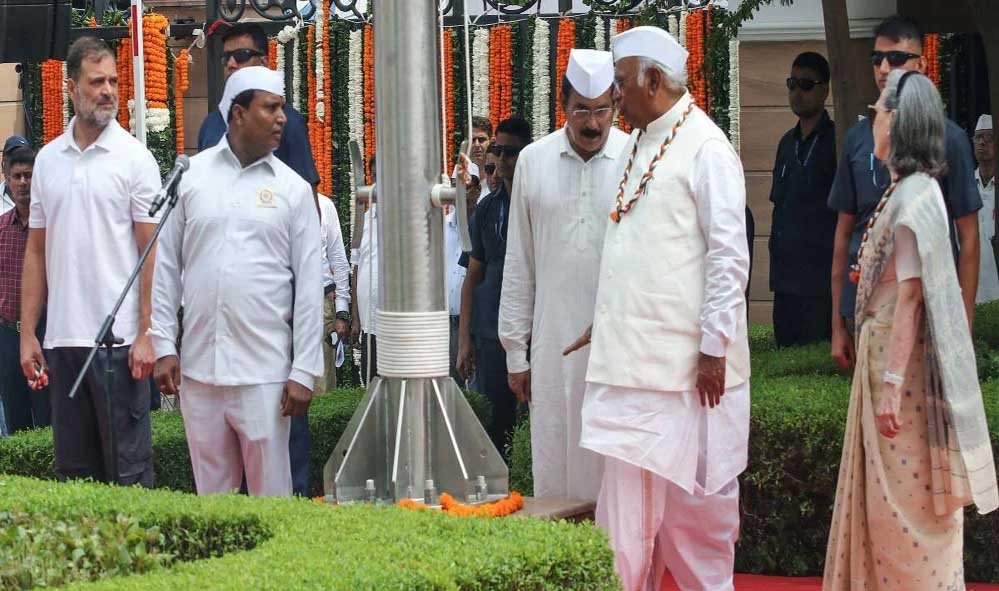 कांग्रेस मुख्यालय में वंदे मातरम् पर सियासी घमासान, सोनिया-राहुल के खिलाफ FIR की मांग; BJP का माफी पर जोर 1 17A 17