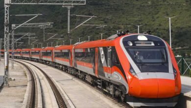 Vande Bharat का जलवा! 162 ट्रेनों में 3.98 करोड़ यात्रियों ने किया सफर, रेलवे की कमाई को मिली रफ्तार 2 17A 85