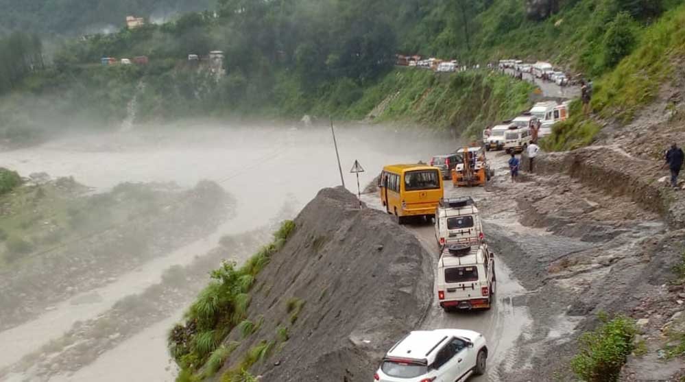 Uttarakhand Rain Alert: पहाड़ों में मौसम का तांडव, भारी बारिश से जनजीवन प्रभावित; IMD ने जारी की चेतावनी 1 18A 38