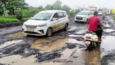 सड़कें बनीं मौत का जाल, गड्ढों में उतरकर फूटा जनता का गुस्सा: कांग्रेस-भाजपा एक मंच पर, नगर पंचायत की कार्यशैली पर गंभीर सवाल 5 1A 113