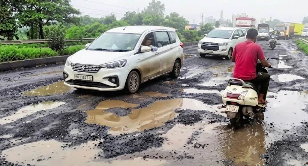 सड़कें बनीं मौत का जाल, गड्ढों में उतरकर फूटा जनता का गुस्सा: कांग्रेस-भाजपा एक मंच पर, नगर पंचायत की कार्यशैली पर गंभीर सवाल 1 1A 113