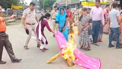 महिलाओं के सम्मान पर सियासत गरम: केंद्रीय मंत्री प्रह्लाद जोशी और सांसद कंगना रनौत के खिलाफ महिला कांग्रेस का उग्र प्रदर्शन, सार्वजनिक माफी की मांग 4 1A 117