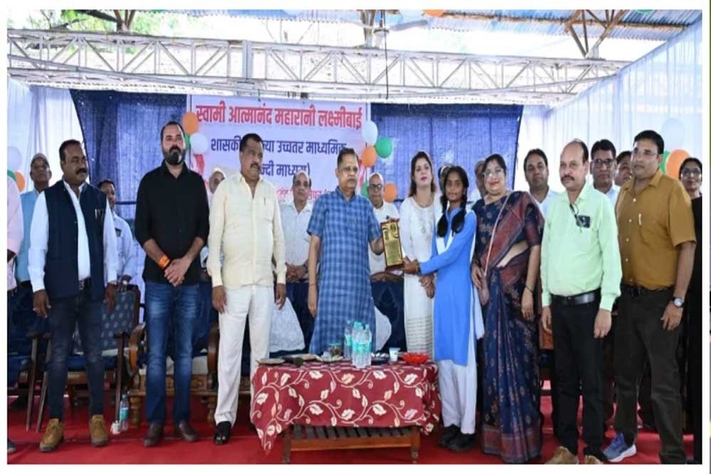 बिलासपुर की बेटियों ने बनाया स्मार्ट सिस्टम, दीवार पर थूकते ही बजेगा अलार्म; बारिश में खुलेगा छाता 1 23A 161 2