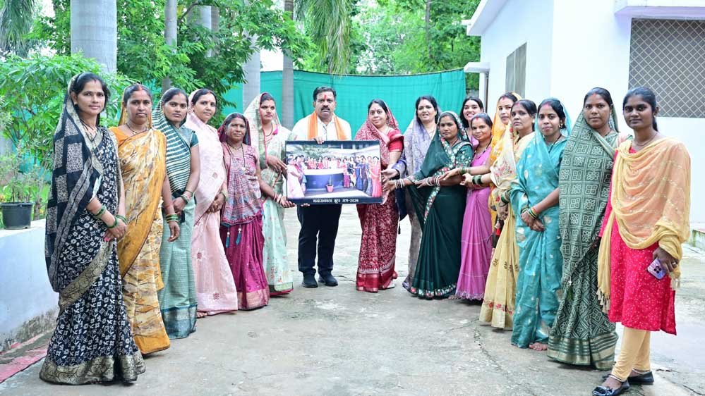 राखी बांधकर दीदियों ने दी डिप्टी सीएम विजय शर्मा को बधाई, गुजरात यात्रा के अनुभव भी किए साझा 1 27A 231