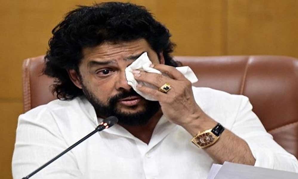 BJP की पदयात्रा से पहले कर्नाटक सरकार को झटका! घोटाले में घिरे मंत्री बी नागेंद्र ने छोड़ा पद 1 29A 8